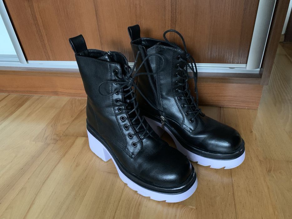Buty botki trzewiki damskie DeeZee czarne za obcasie 40