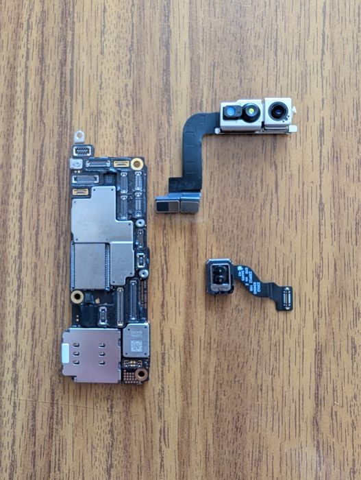 Продам материнську плату iPhone 15 Pro Max 256gb без айклауду