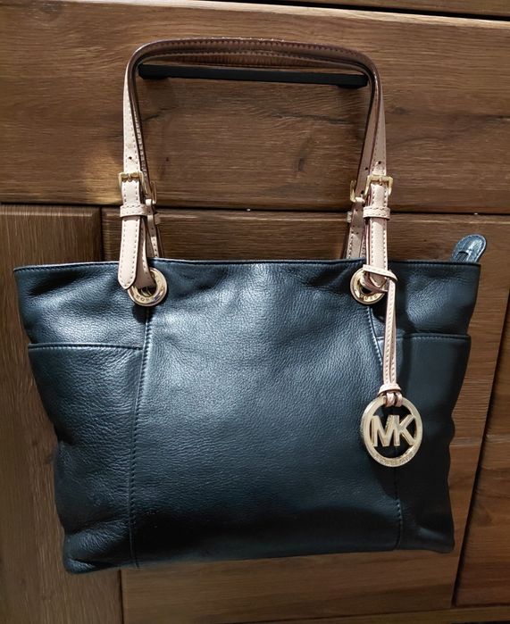 Michael Kors czarna torebka damska ze skóry naturalnej z numerem seryj