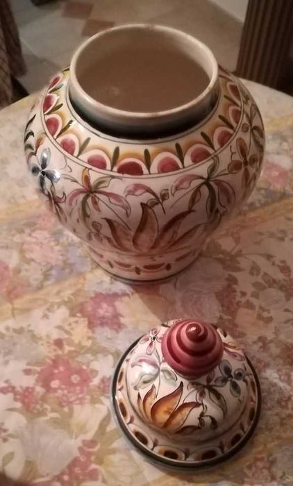 Pote em faiança portuguesa, pintado à mão