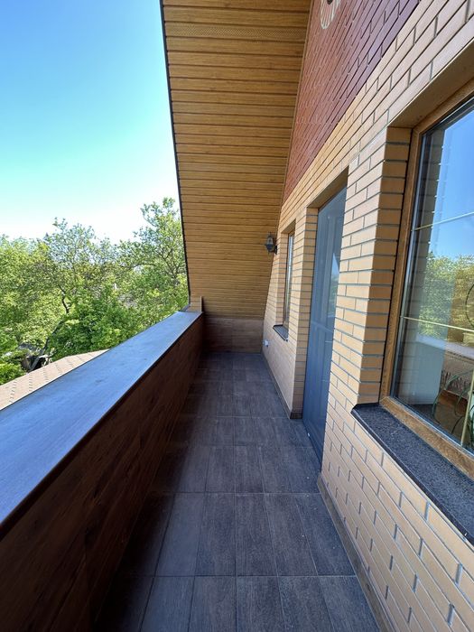 Продаж заміського будинку