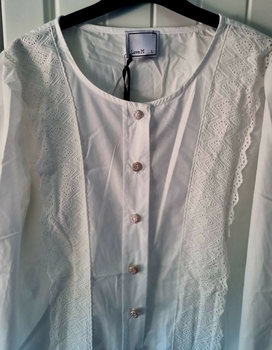 Camisa branca, manga comprida, com bordado inglês.  L