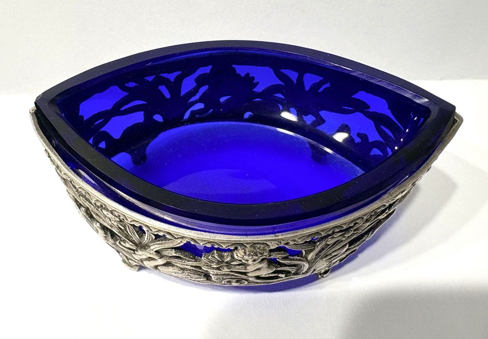 Maravilhoso antigo saleiro Arte Nova em prata contrastada com vidro azul cobalto