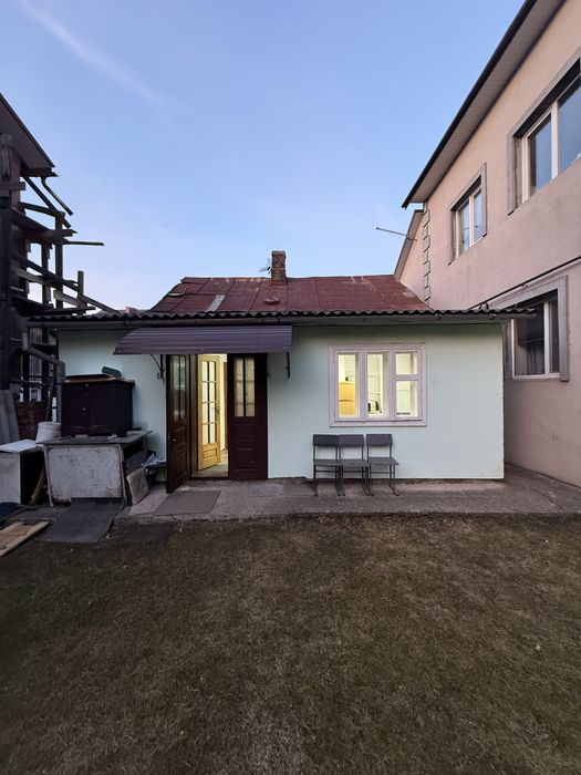 Продається будинок з ділянкою, неподалік центру