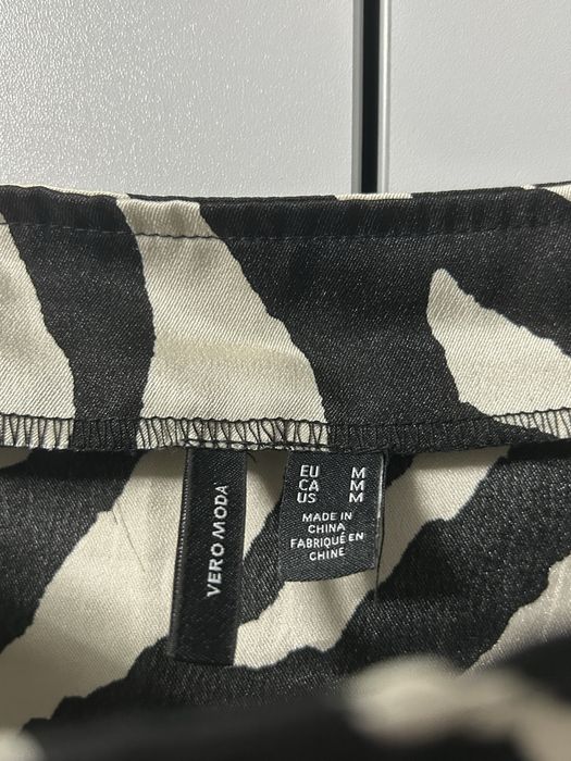 Атласна довга спідниця