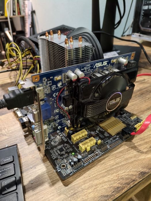 Продам Asus GeForce GT220