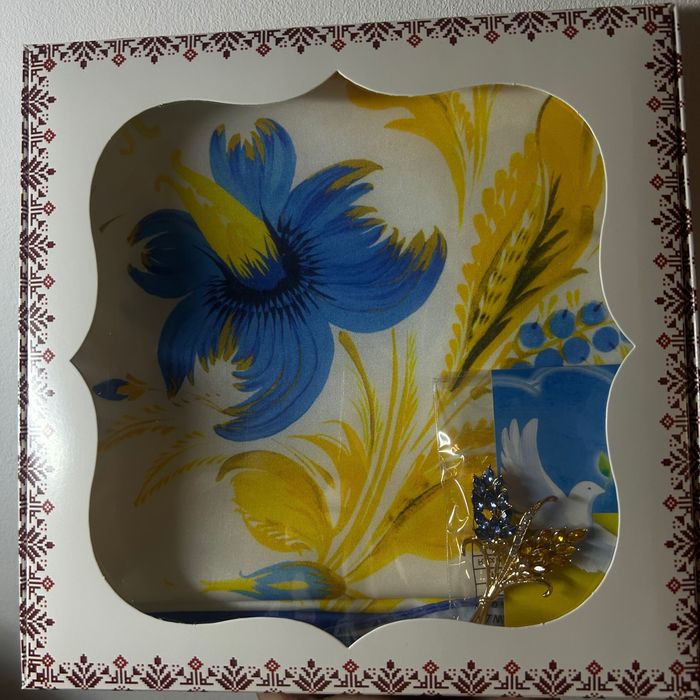 Патріотичний жовто-блакитний набір:хустка брошка подарункова упаковка