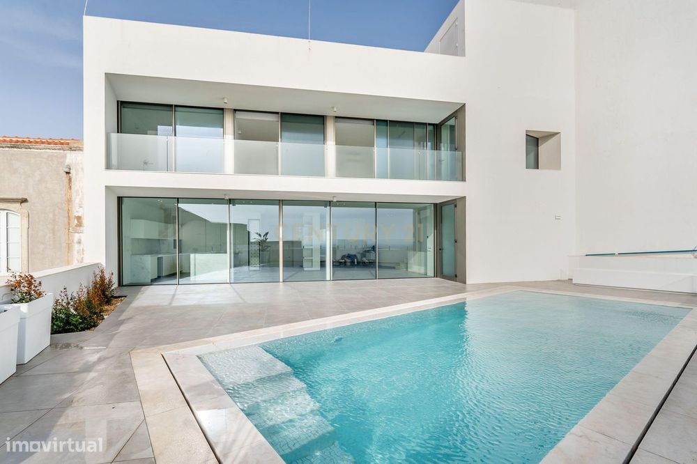 Moradia em Frente ao Mar com piscina, e grandes espaços exteriores.