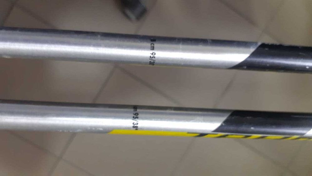 лыжные ботинки и палки