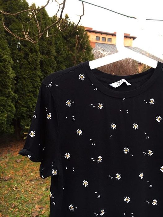 Bluzka/ T-shirt czary/black w stokrotki/ daisy Pull&Bear M/38