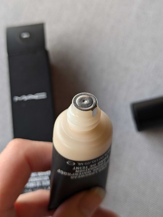 MAC Pro-LongWear Nourishing Waterproof Foundation (25 mL) - NW13