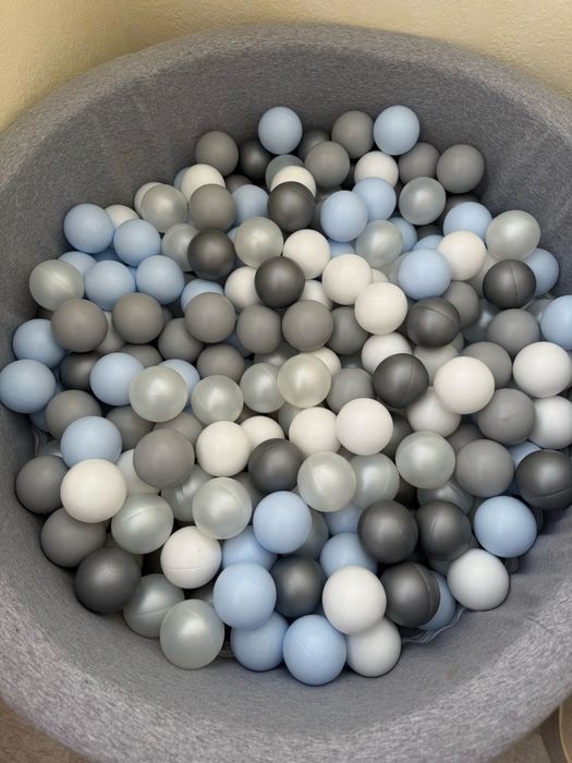 Сухий басейн з кульками