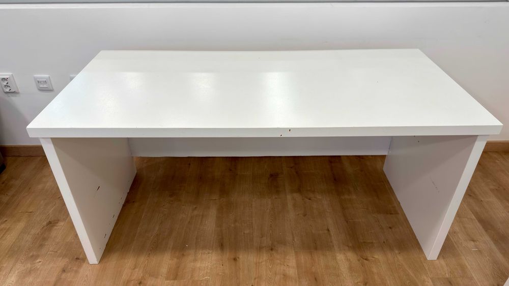 2 secretárias brancas