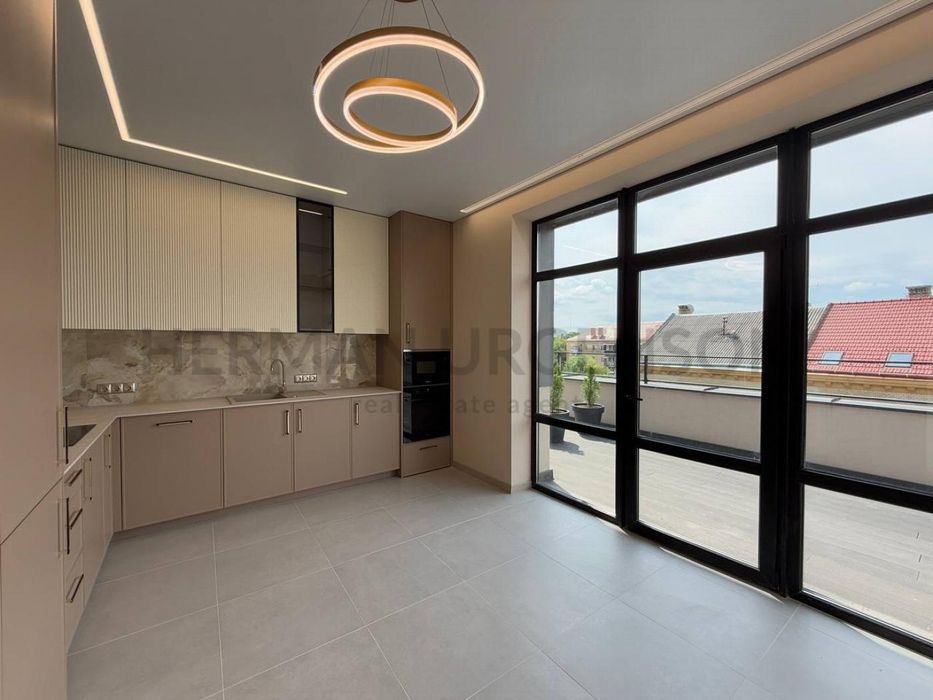 Продаж 3к квартири 92 м.кв / вул. Собранецька, Центр