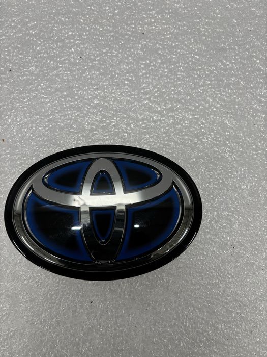Toyota Corolla E21 Yaris IV emblemat pod radar przód znaczek logo
