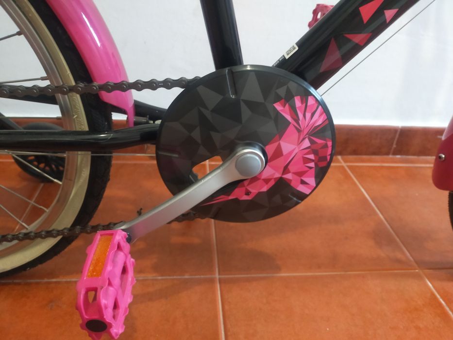 Bicicleta criança B'TWIN 20" + cesto + rodinhas
