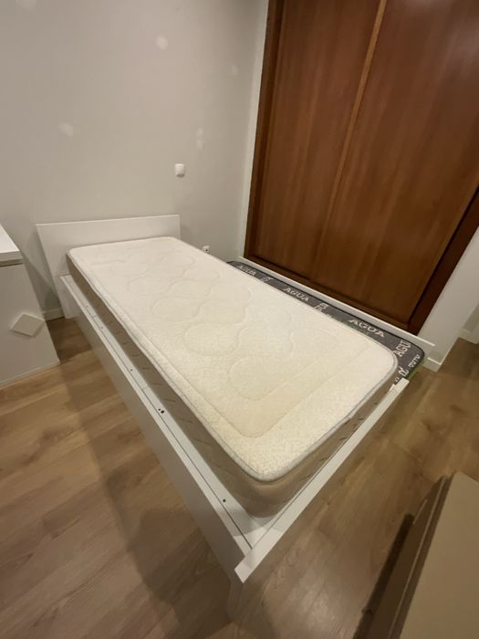 Cama e secretária - conjunto de quarto de criança