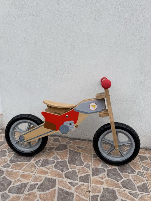 Bicicleta madeira equilibrio
