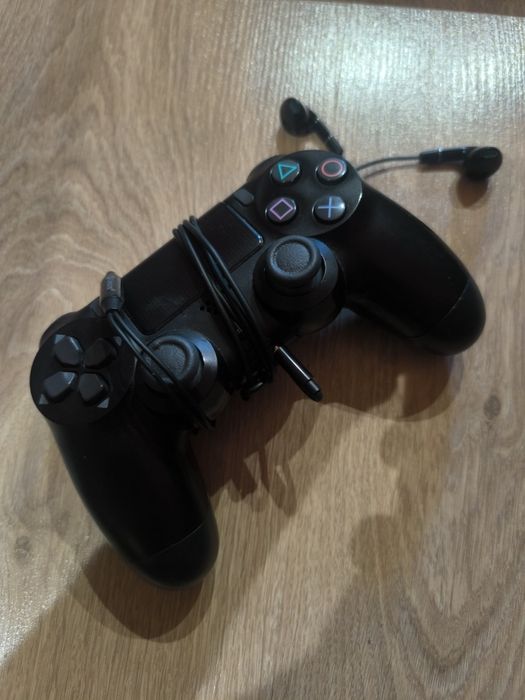 Продаю PS4 Slim 1 Tb +