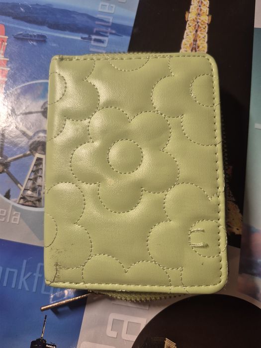 Zielony portfel w kwiatki