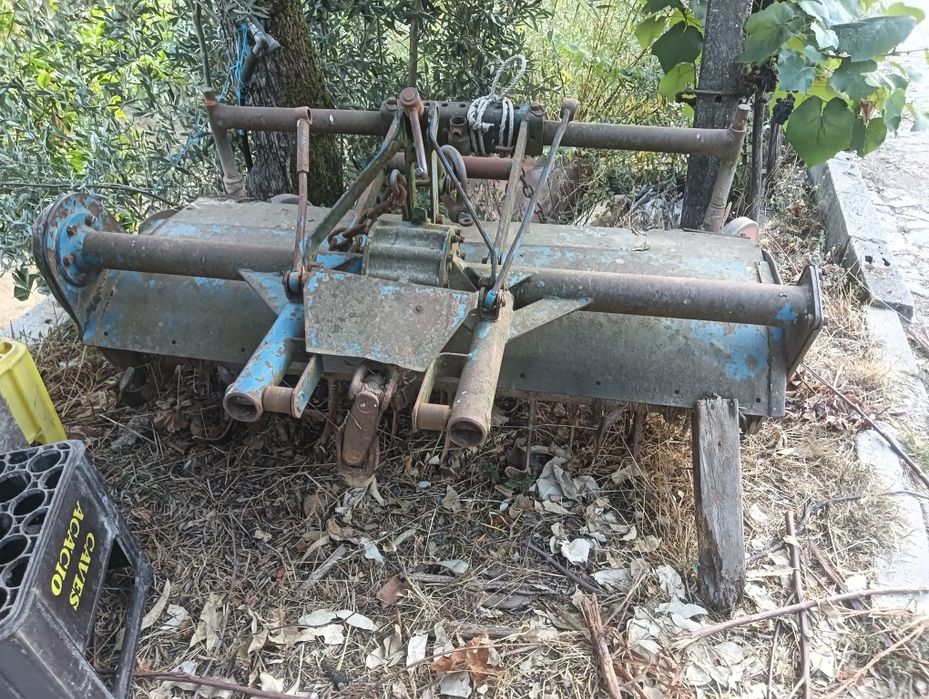 Charrua e arrancador de batatas e frese