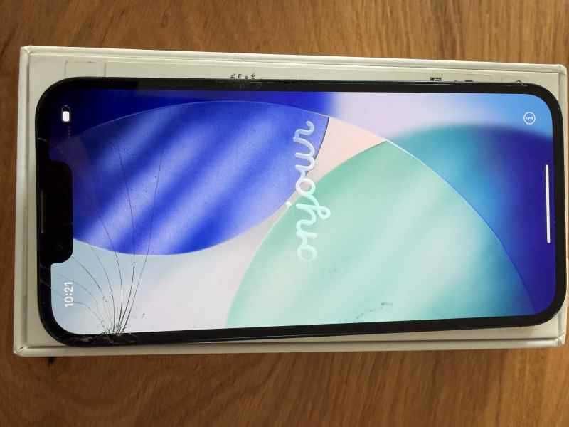 Iphone 13  uszkodzona szybka