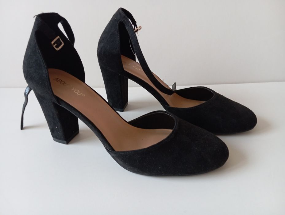 R. 40 Nowe Damskie czarne classic Black szpilki wygodny obcas marki About You wewnętrzna wkładka 25.5 cm
Wysoka szpilka na 7 cm