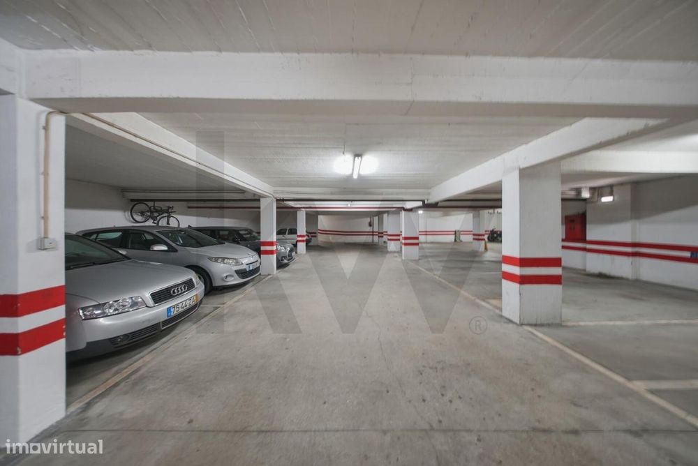 Excelente T1 no Centro de Carnaxide | Elevador e Garagem