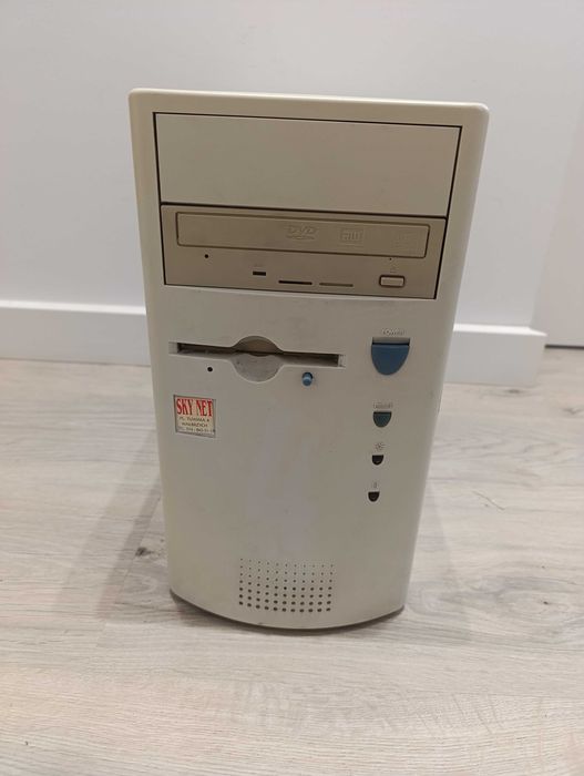 Stary komputer z procesorem Intel Pentium I MMX 200Mhz retro