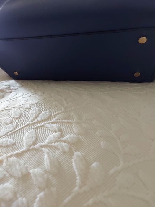 Mala de senhora azul com alsa tiracolo