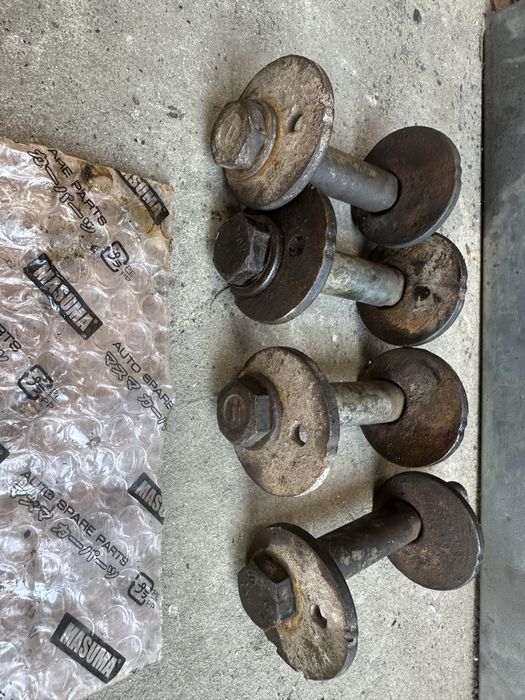 Развальные болты передних рычагов toyota prado 90