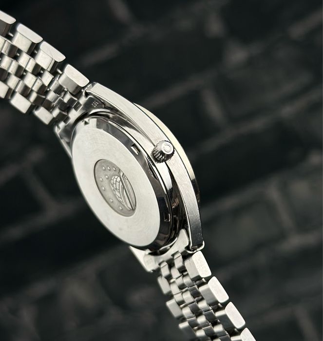 OMEGA  Constellation c-shaped Cal. 1021.  Gerald Genta White Gold Bezel