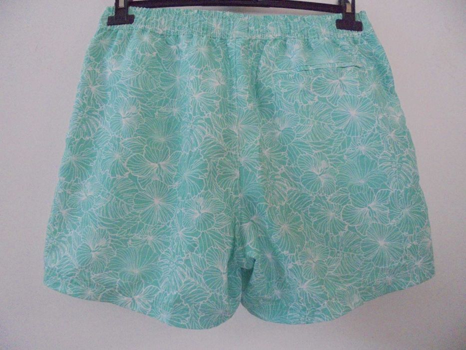 calção de homem cor verde e branco