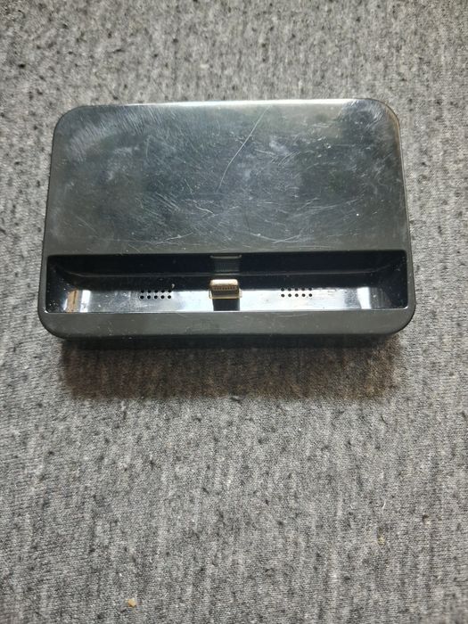 stacja dokująca z złączem Lightning, przypominająca akcesoria dla modeli Apple iPhone 5s, 6s lub 6 Plus.