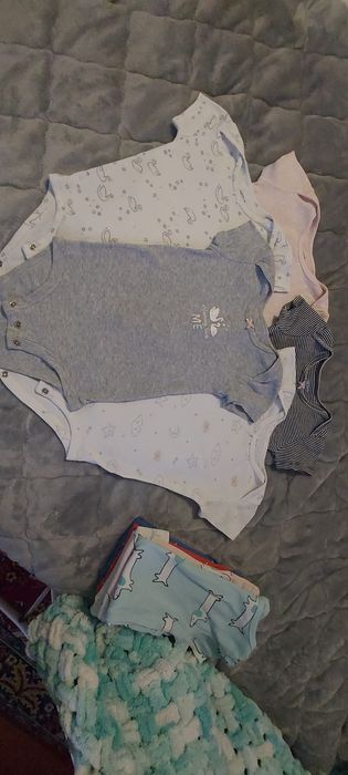 Бодики Carter's на возраст 6-9 месяцев