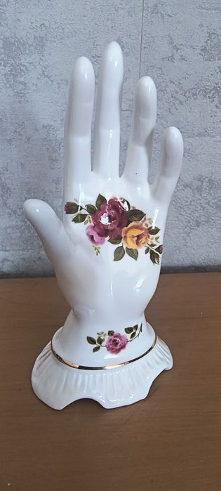 Stojak rączka porcelanowa na biżuterię.