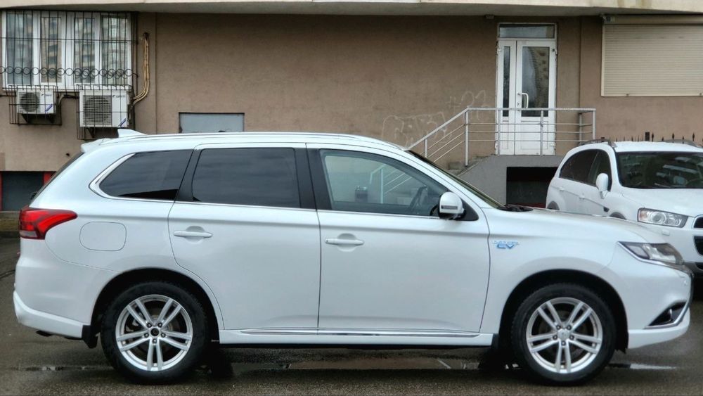Mitsubishi Outlander PHEV 2.0 4WD 2016p