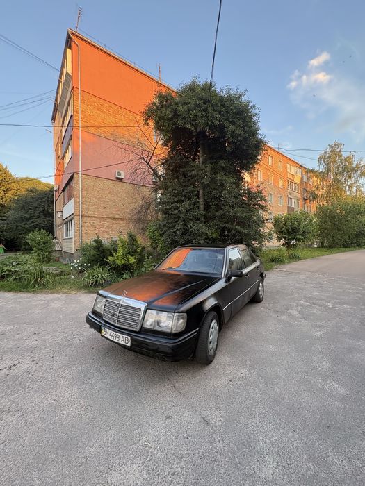 Продам мерса 124 на ходу.