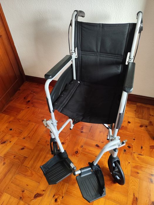 Cadeira de rodas com travão de cuidador