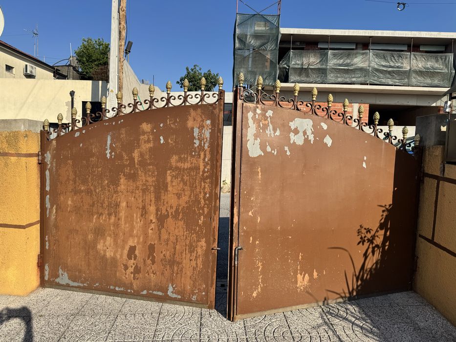 Portão de ferro, duas portas