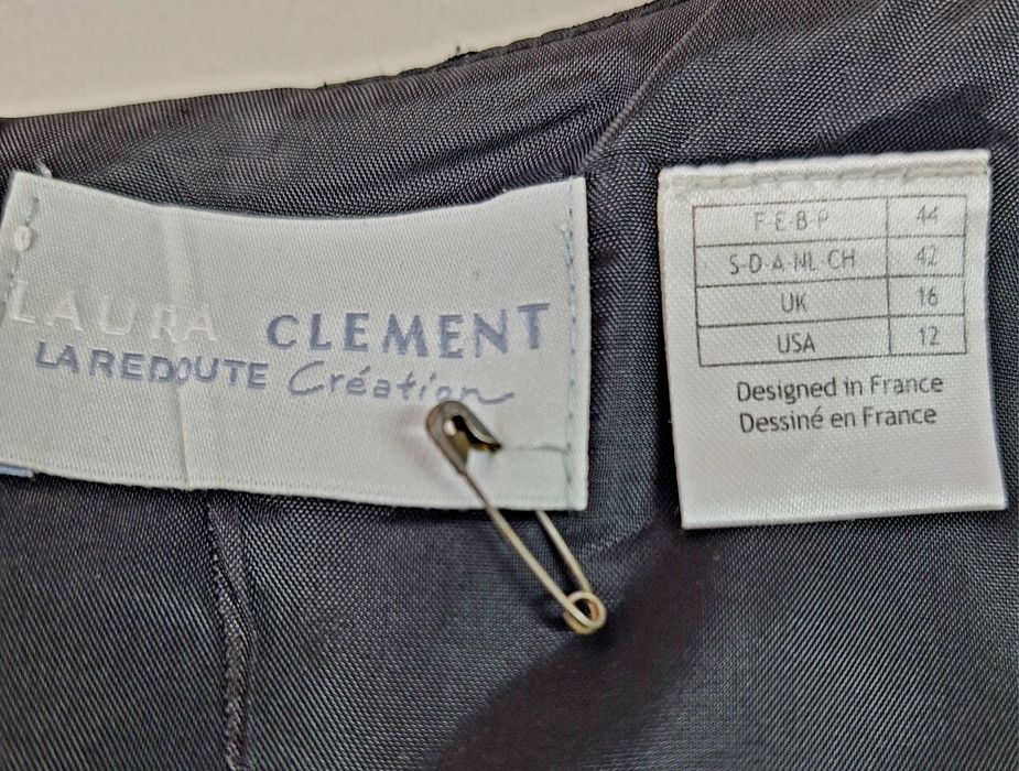 Vestido pequeno cor preto.