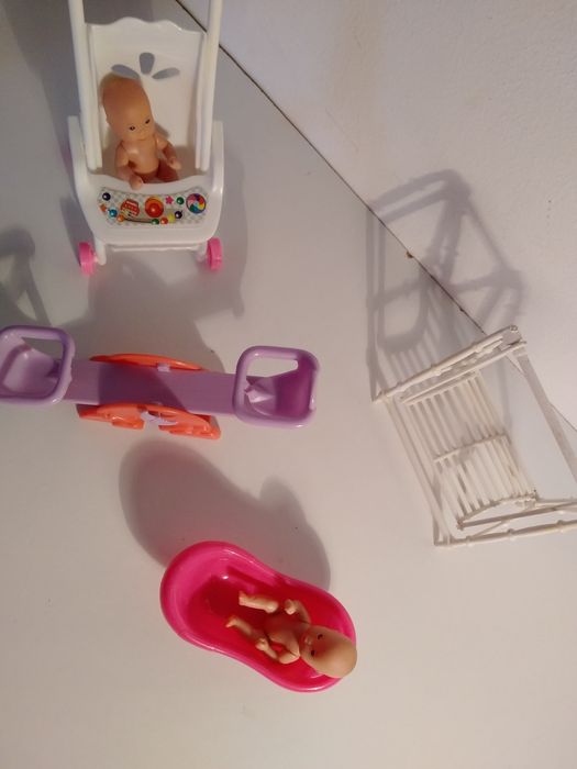 Brinquedos: 2 bebés com baloiços, banheira e carrinho