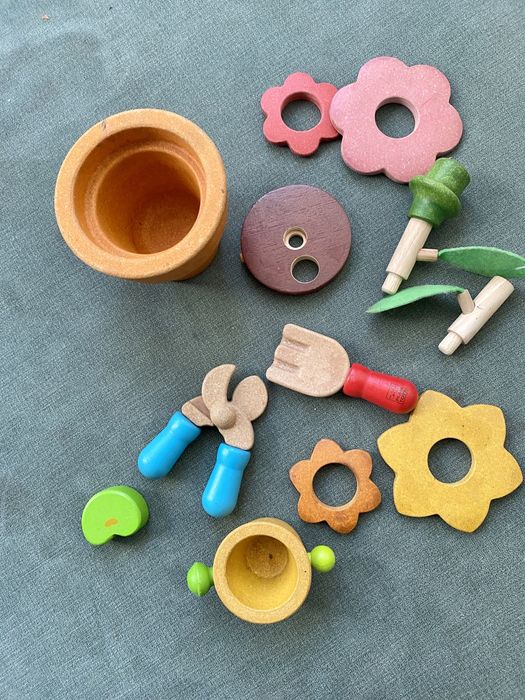 Plan Toys, Drewniany zestaw ogrodnika kwiatek montessori edukacyjna