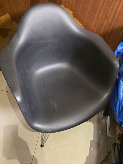 Vitra Epa Dar (EAMES PLASTIC ARMCHAIR) - Fotel z tapicerowaną poduchą