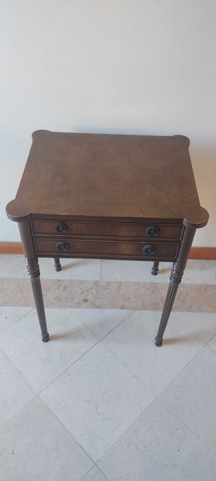 Mesa de apoio em madeira maciça