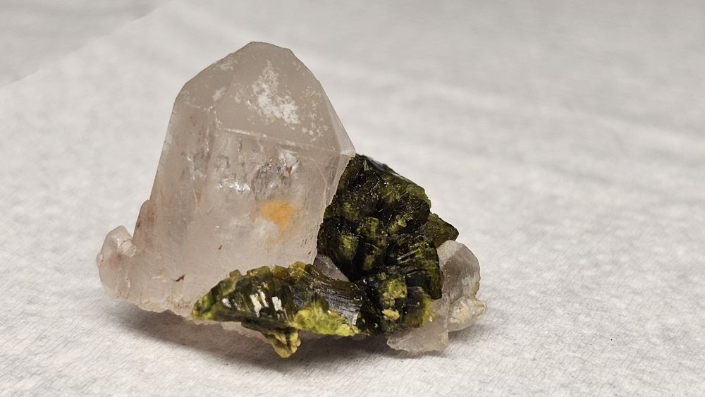Naturalny Kwarc (Kryształ Górski) z zielonym Epidotem – Okaz Kolekcjon