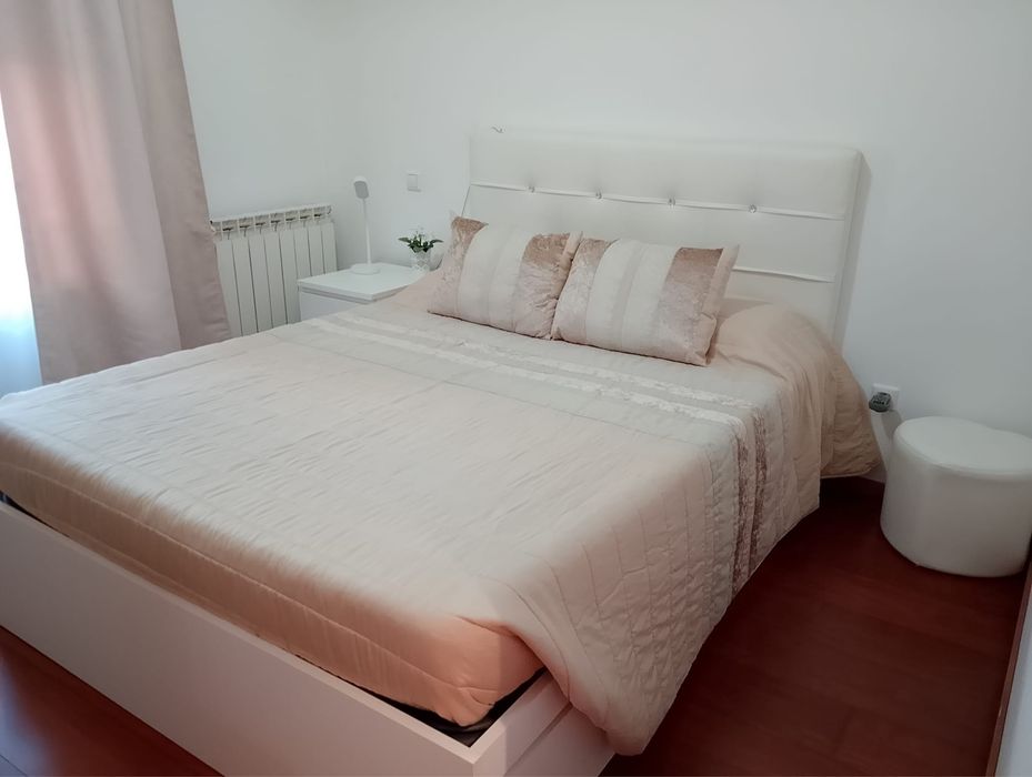 Lote Mobiliario de Quarto Branco Lacado (Cama com gavetas + 5 peças)