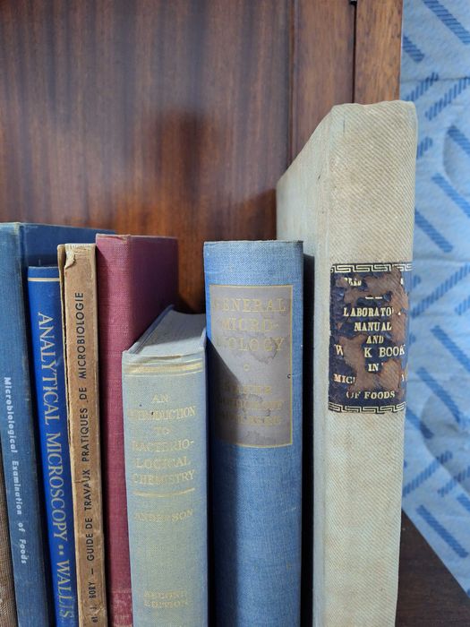 Livros antigos de capa dura sobre microbiologia