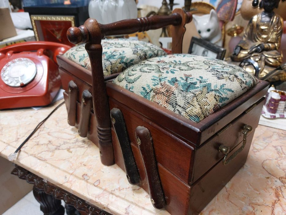 Caixa de costura de madeira maciça em estilo acordeão (sanfona)