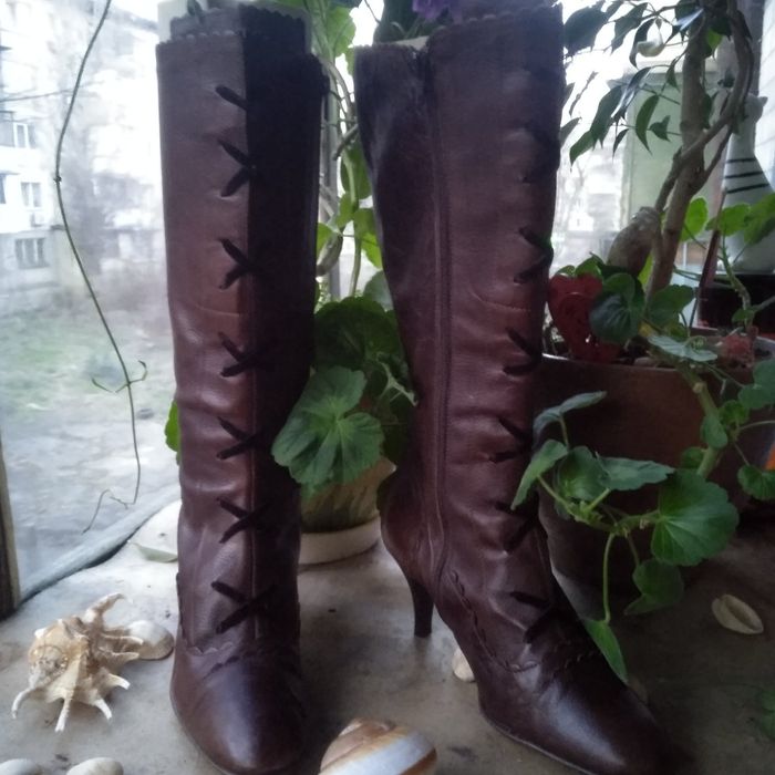 Чоботи цікаві,натуральна шкіра..